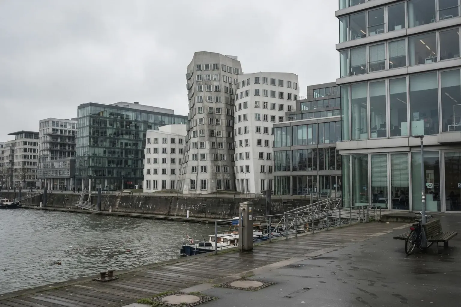 Düsseldorfer Medienhafen mit modernen Bürogebäuden am Wasser