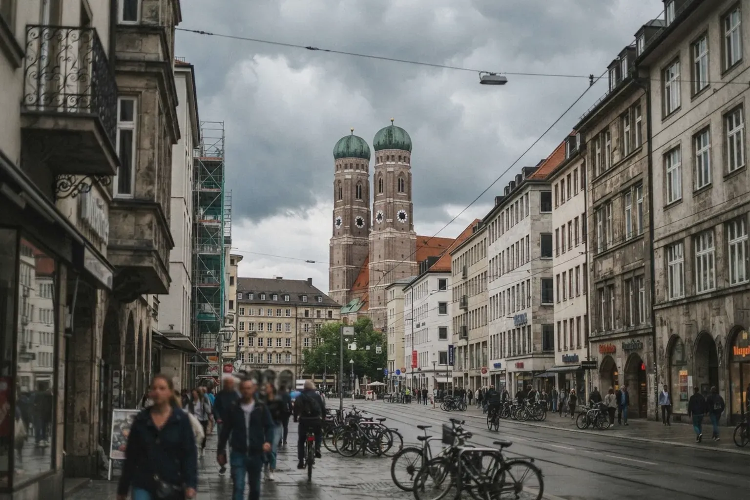 Münchner Innenstadt mit Frauenkirche und Geschäftshäusern, Föhnhimmel